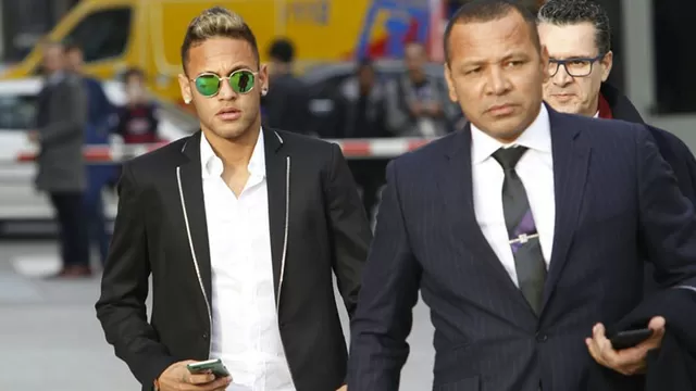 Neymar junto a su padre saliendo del Juzgado.