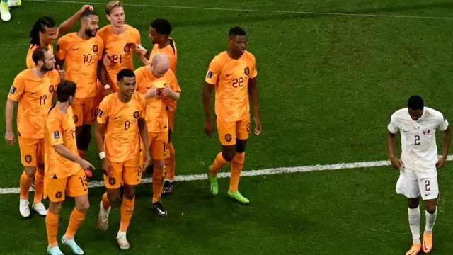 Países Bajos venció 2-0 a Qatar y clasificó a octavos como líder del grupo A
