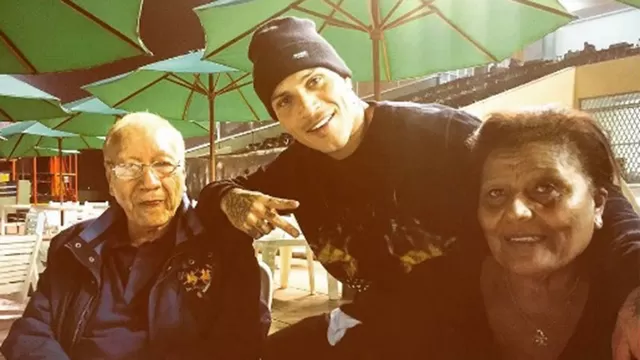 Paolo Guerrero junto a sus padres.