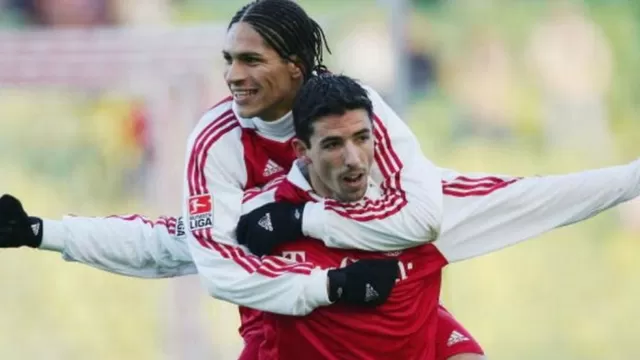 Paolo Guerrero y Roy Makaay fueron compañeros en Bayern Munich. | Foto: AFP