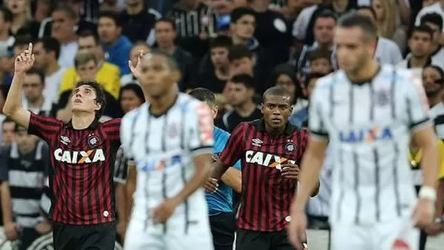 Paolo Guerrero fue titular en derrota del Corinthians ante Paranaense