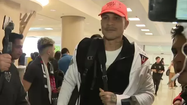 Paolo Guerrero generó gran expectativa en los hinchas de LDU en su llegada a Quito