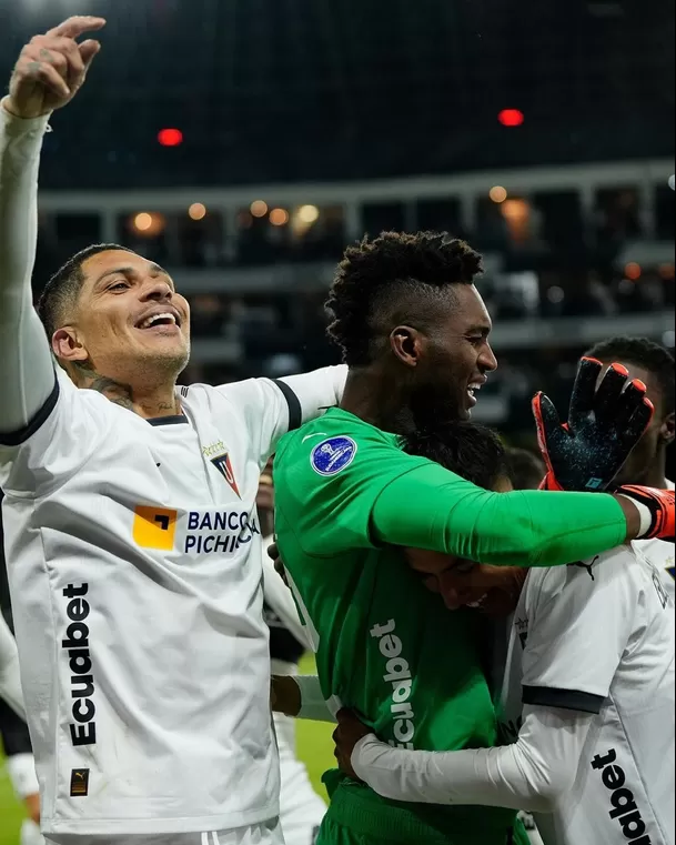 Paolo Guerrero celebra con Alexander Domínguez la clasificación de LDU de Quito. | Foto: LDU