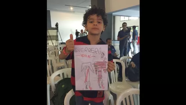 Ni&amp;ntilde;o muestra su regalo para Paolo Guerrero (Foto: Flamengo)