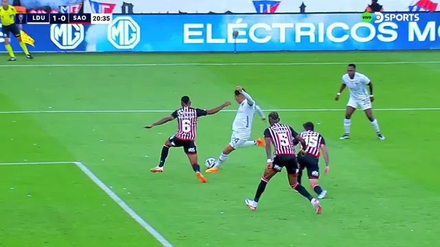 Paolo Guerrero recibió, controló y.....reventó el arco de Sao Paulo, pero el arquero ahogó su gol