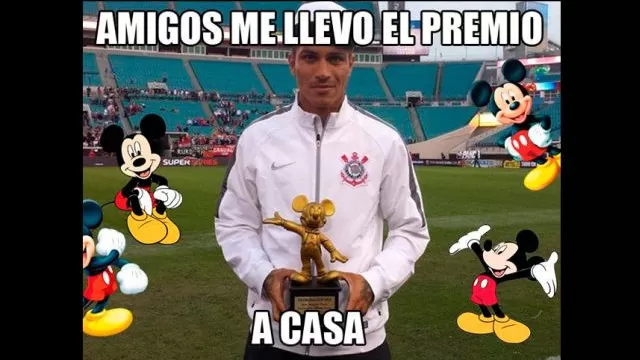 Paolo Guerrero recibió trofeo de Mickey Mouse y estos son los memes-foto-3