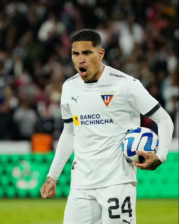 Paolo Guerrero marcó el primer penal de LDU en la tanda. | Foto: LDU