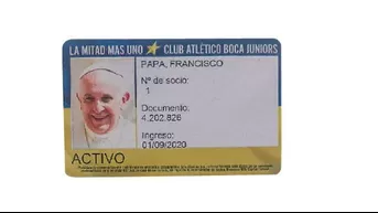 Papa Francisco, hincha confeso de San Lorenzo, recibió carnet de socio de Boca Juniors