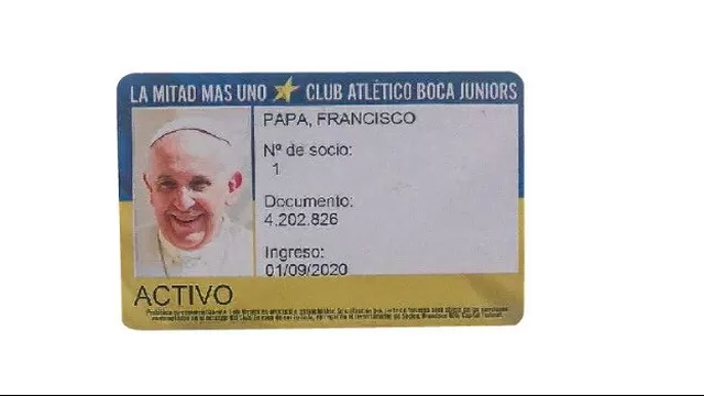 Papa Francisco, hincha confeso de San Lorenzo, recibió carnet de socio de Boca Juniors