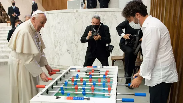 El papa Francisco recibió feliz el regalo. | Foto: AFP/Video: Canal N