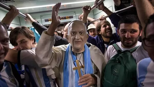 El papa Francisco presente en el Arena do Sao Paulo apoyando a Argentina