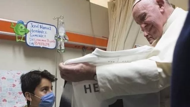 Papa Francisco recibió la camiseta de los Pumas en visita a hospital
