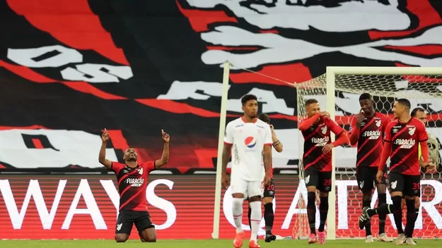 Paranaense goleó 4-1 al América de Cali y se clasificó para cuartos de la Sudamericana