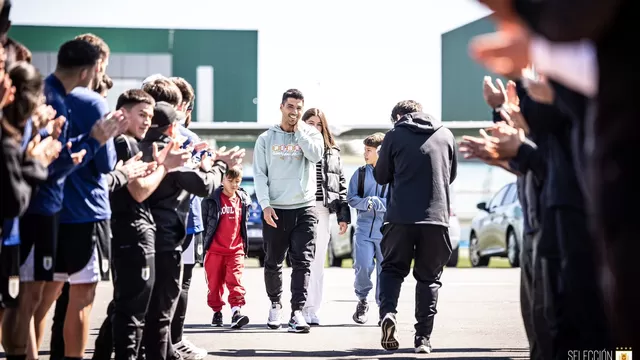 El pasillo de despedida a Luis Suárez en el predio de Uruguay. | Video y foto: X Uruguay