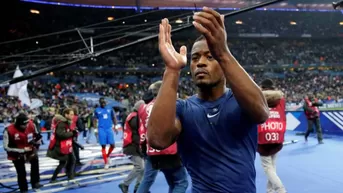 El lateral francés Patrice Evra anunció su retiro