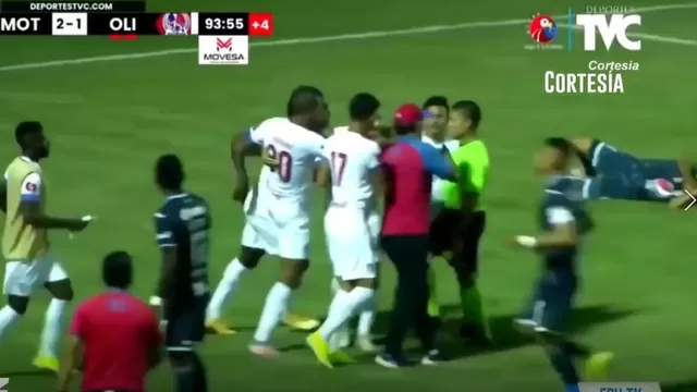 Pedro Troglio se descontroló, entró al campo y encaró a árbitro en Honduras