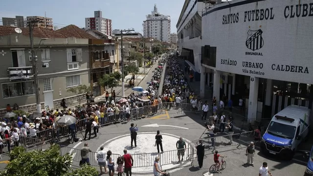 Funeral de Pelé: Una multitud espera en Vila Belmiro para despedir a &#39;O Rei&#39;