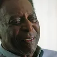 Pelé mira la final del Mundial en el hospital mientras le masajean los pies