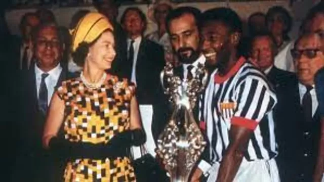 Fotos muestran a Pelé de anfitrión para la realeza quien fue testigo del gol 900.