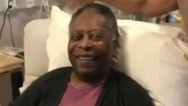 Pelé reaparece sonriente durante una sesión de fisioterapia en el hospital