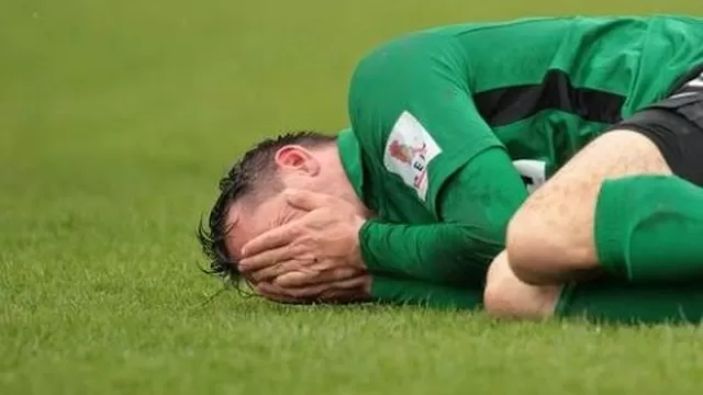 Peor que Robben: futbolista alemán y una pésima simulación de una falta