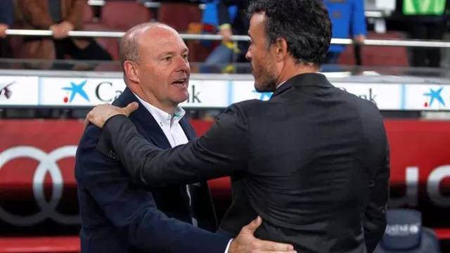 DT de Juan Vargas saludando a Luis Enrique (Foto: EFE)