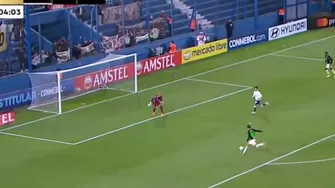 Martín Pérez Guedes quedó solo contra el portero de Nacional y no pudo colocar el 1-0 de Universitario / Fuente: ESPN