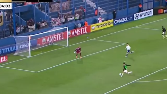 Martín Pérez Guedes quedó solo contra el portero de Nacional y no pudo colocar el 1-0 de Universitario / Fuente: ESPN
