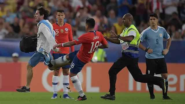Perú vs. Chile: Gonzalo Jara se mostró arrepentido por la patada al hincha