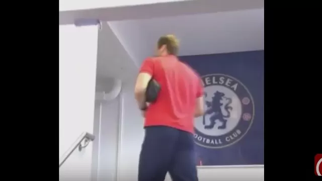 Petr Cech se confundió de vestuario y casi ingresa al del Chelsea