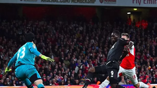 Petr Cech y una salvada espectacular en el 0-0 entre Arsenal y Liverpool