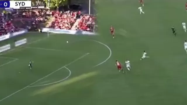 Piero Quispe intentó anotar de media cancha en el partido de Adeleide United vs Sydney FC / Captura / Canal N