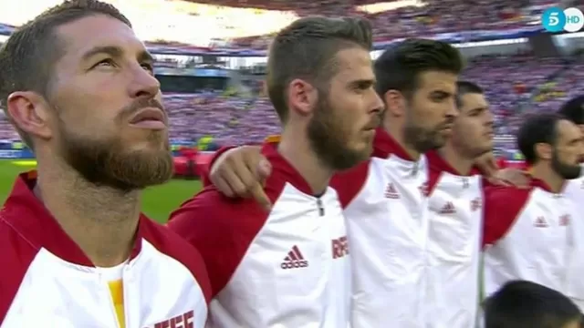 Piqué aclaró el gesto que hizo con sus dedos durante el himno de España