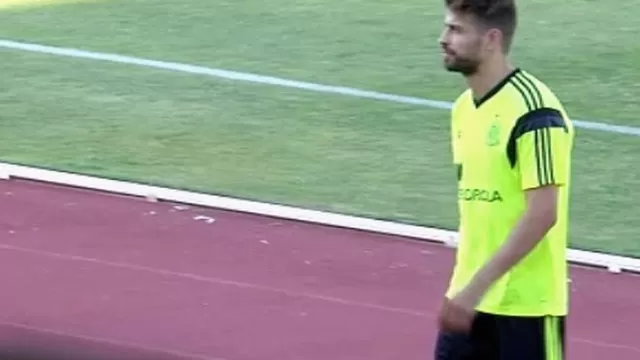 Piqué recibió insultos en práctica de España tras burla al Real Madrid