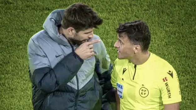 Piqué se retira como el jugador con más expulsiones en el Barcelona