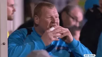 Portero suplente del Sutton comió un emparedado en pleno partido con Arsenal