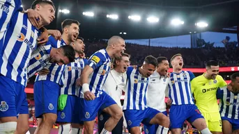 Porto derrotó 2-1 al Benfica en el clásico de Portugal y da emoción a la liga lusa 