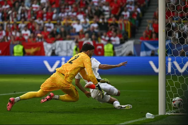 El arquero y defensa turco no pudieron hacer nada ante el error de su defensa que le dio el segundo gol a Portugal / Foto: AFP