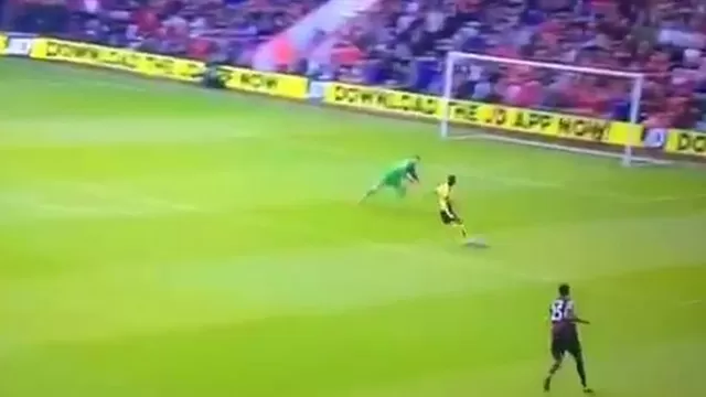 Premier League: arquero cometió terrible blooper y así lo 'humillaron'