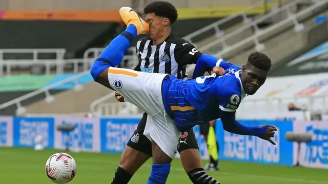 Yves Bissouma vio la roja al minuto 88'. | Foto: AFP/Video: Twitter