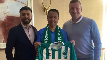 Nolberto Solano posó con la camiseta del Blyth Spartans de la séptima división / Foto: Blyth Spartans