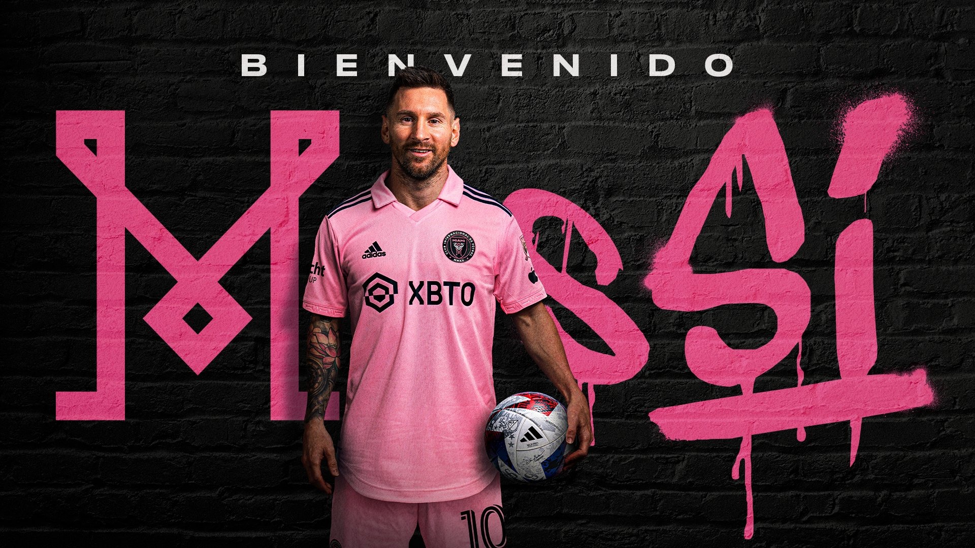 Messi ya se puso la camiseta rosada del Inter Miami. | Foto: Inter Miami.