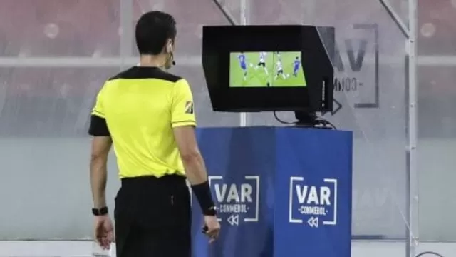 Una decisión del árbitro en el encuentro entre Anderlecht y el Genk ocasionó que el encuentro se repita / Captura