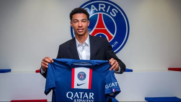PSG anunció la incorporación del delantero francés Hugo Ekitike