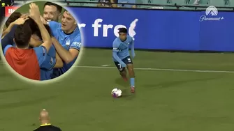 El mediocampista peruano asistió como con la mano para que su compañero anotara el primero del partido. | Paramount+