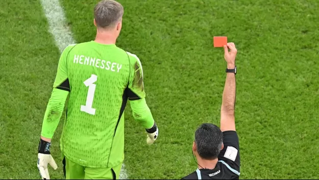 Qatar 2022: El arquero galés Wayne Hennessey recibió la primera roja del Mundial
