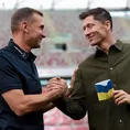 Qatar 2022: Lewandowski recibió de Shevchenko una cinta de capitán con la bandera de Ucrania