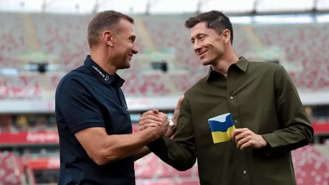 Qatar 2022: Lewandowski recibió de Shevchenko una cinta de capitán con la bandera de Ucrania
