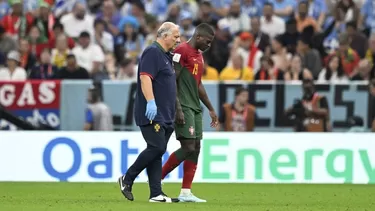 Nuno Mendes abandonó la cancha entre lágrimas en el partido ante Uruguay. | Foto: AFP/Video: Latina-DSports