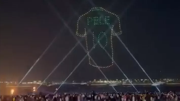 Qatar le rinde homenaje a Pelé con mensajes en drones: Que te mejores pronto